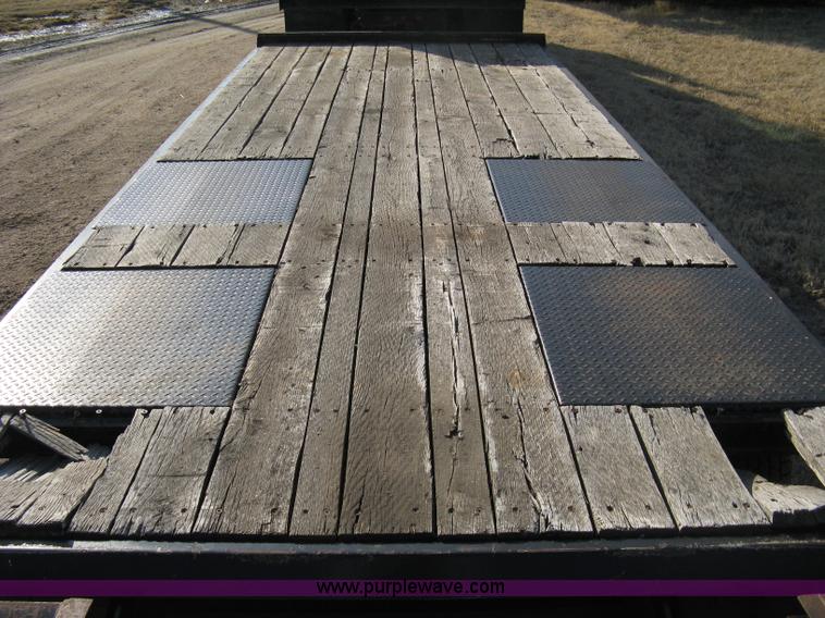 image for item 8211 2004 Trail King TK20 flatbed trailer