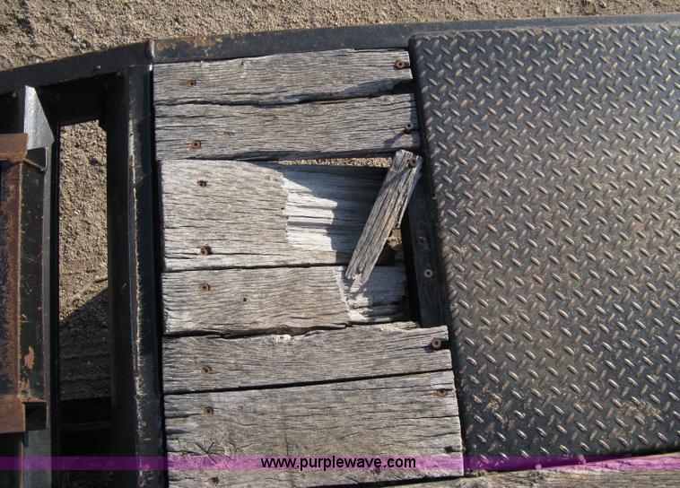 image for item 8211 2004 Trail King TK20 flatbed trailer