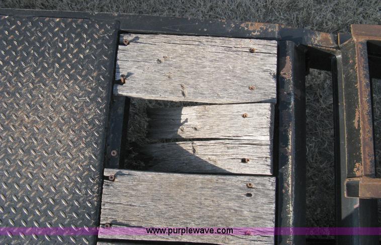 image for item 8211 2004 Trail King TK20 flatbed trailer