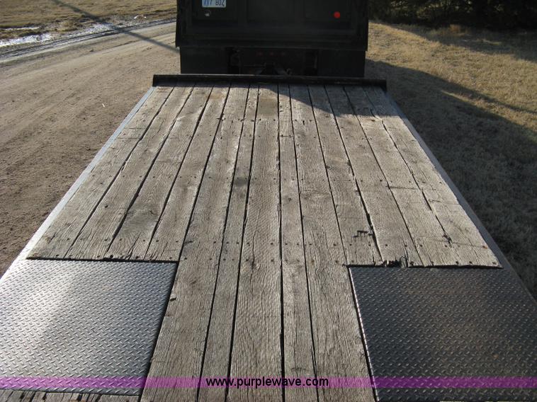image for item 8211 2004 Trail King TK20 flatbed trailer