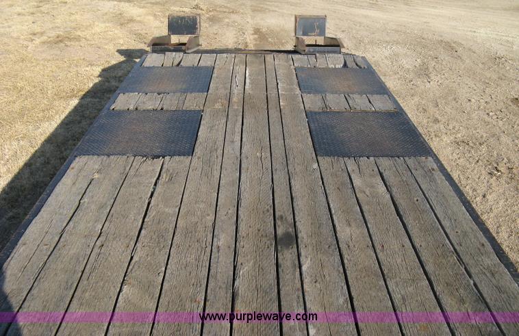 image for item 8211 2004 Trail King TK20 flatbed trailer