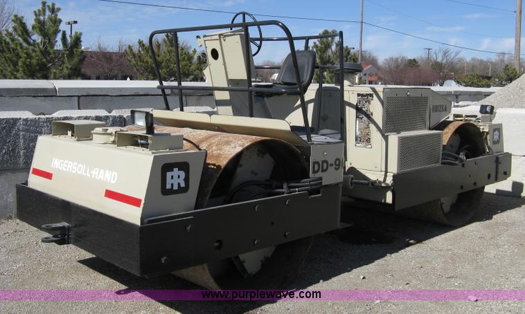 image for item 8223 Ingersoll Rand DD-90 vibratory compactor
