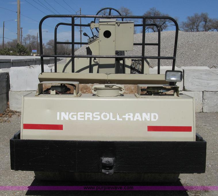 image for item 8223 Ingersoll Rand DD-90 vibratory compactor