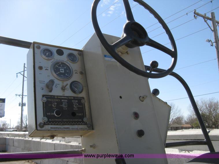 image for item 8223 Ingersoll Rand DD-90 vibratory compactor