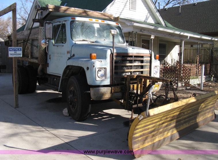 image for item 8227 1984 International S 1954 single axle dump truck