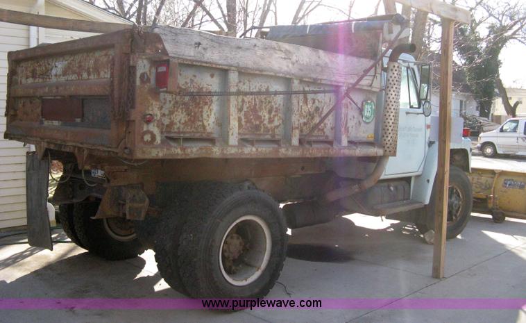 image for item 8227 1984 International S 1954 single axle dump truck