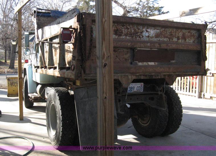 image for item 8227 1984 International S 1954 single axle dump truck