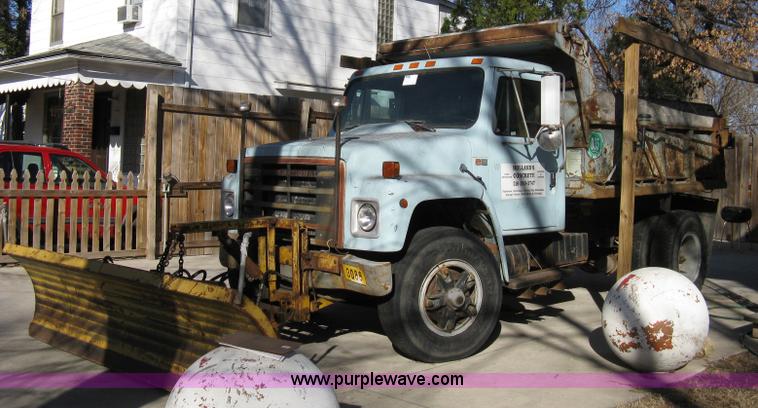 image for item 8227 1984 International S 1954 single axle dump truck