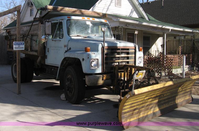 image for item 8227 1984 International S 1954 single axle dump truck