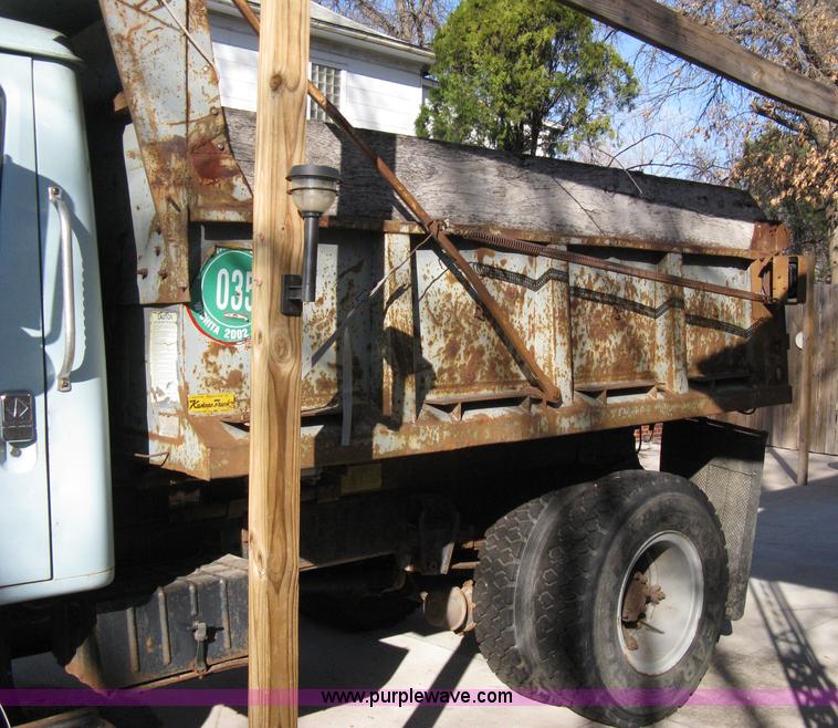 image for item 8227 1984 International S 1954 single axle dump truck