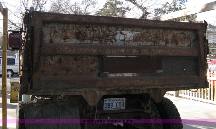 image for item 8227 1984 International S 1954 single axle dump truck