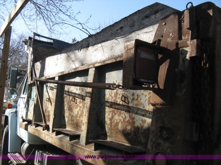 image for item 8227 1984 International S 1954 single axle dump truck