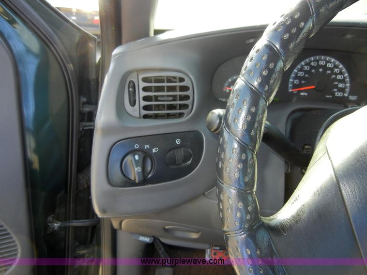 image for item 2380 2002 Ford F150 XL pickup truck