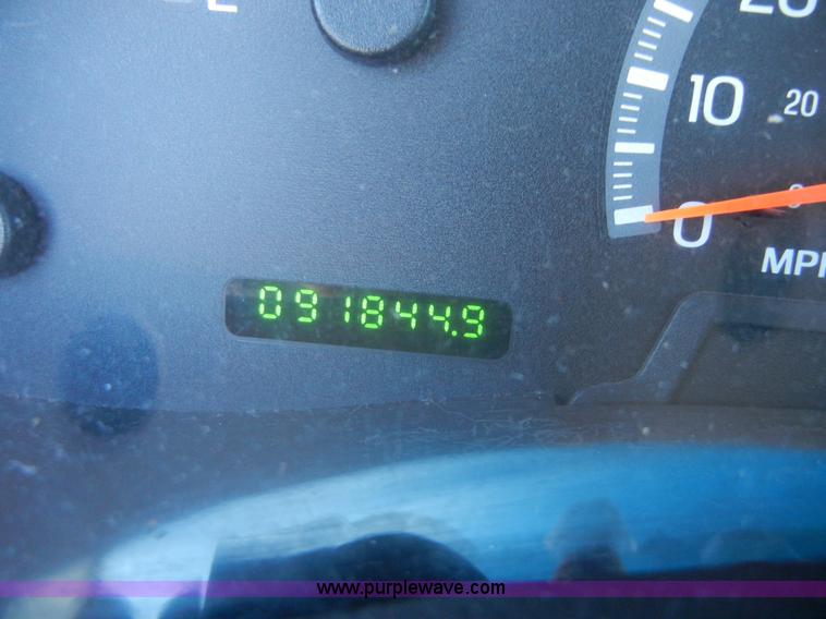 image for item 2380 2002 Ford F150 XL pickup truck