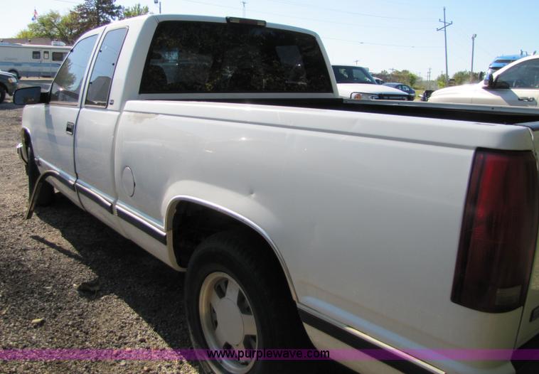image for item 5272 1998 GMC Sierra C1500 pickup truck