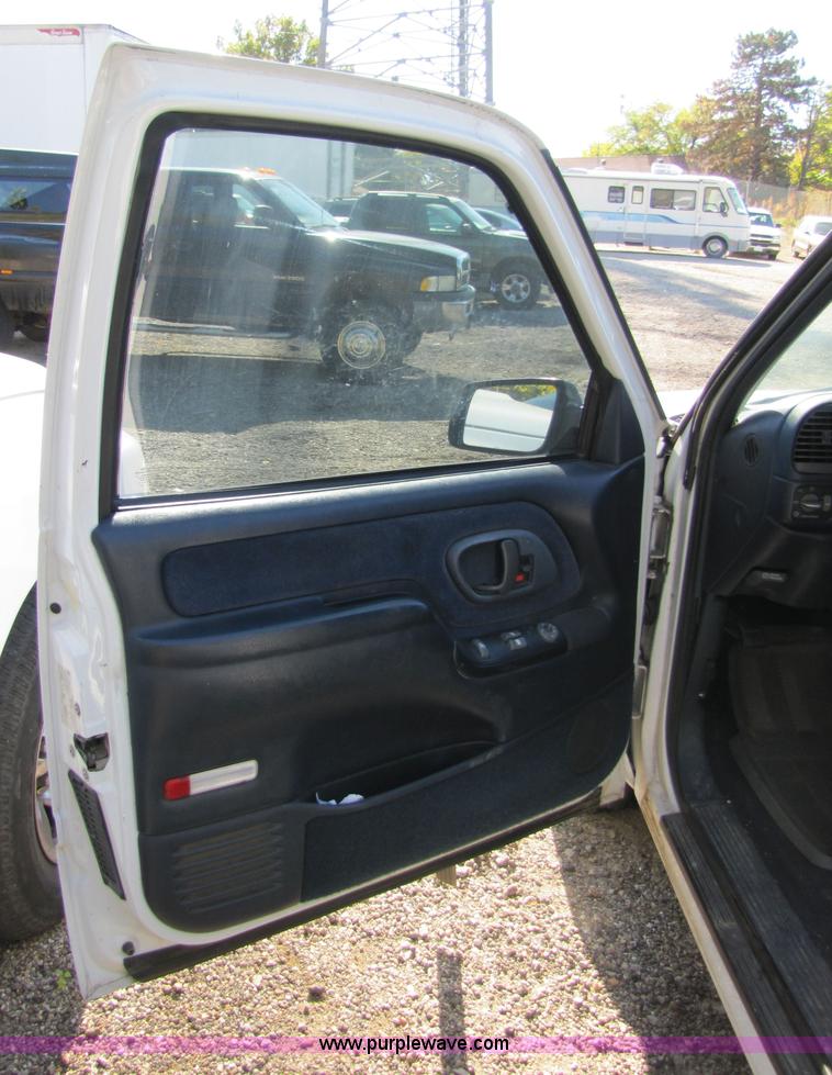 image for item 5272 1998 GMC Sierra C1500 pickup truck