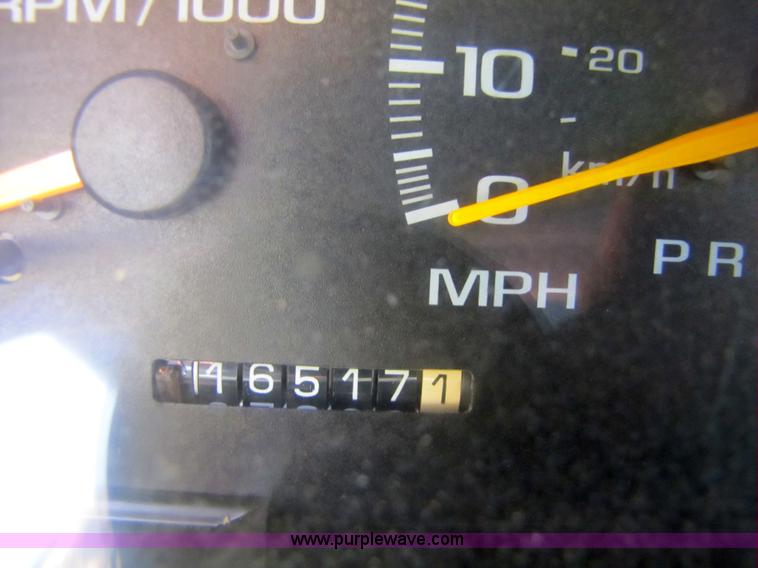 image for item 5272 1998 GMC Sierra C1500 pickup truck