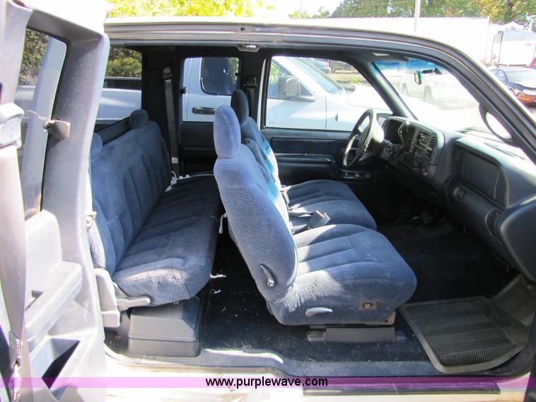 image for item 5272 1998 GMC Sierra C1500 pickup truck