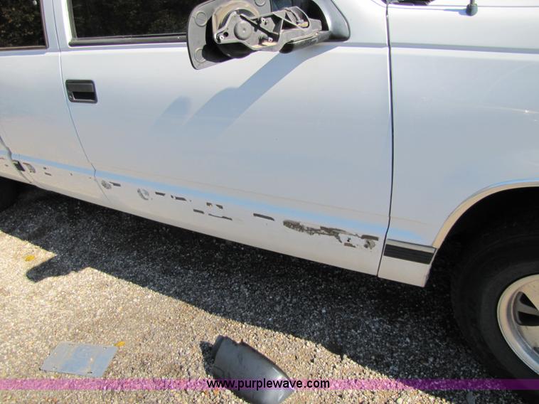 image for item 5272 1998 GMC Sierra C1500 pickup truck