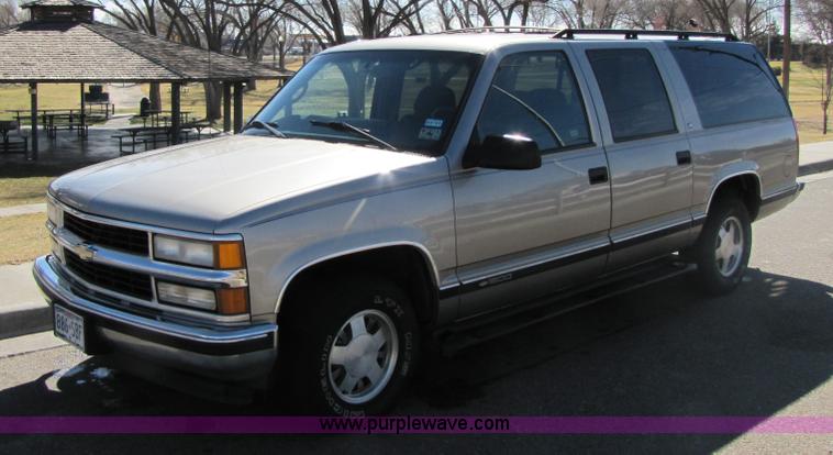 image for item 1001 1999 Chevrolet Suburban C1500 LS SUV