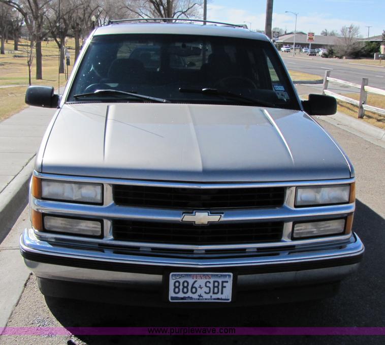 image for item 1001 1999 Chevrolet Suburban C1500 LS SUV