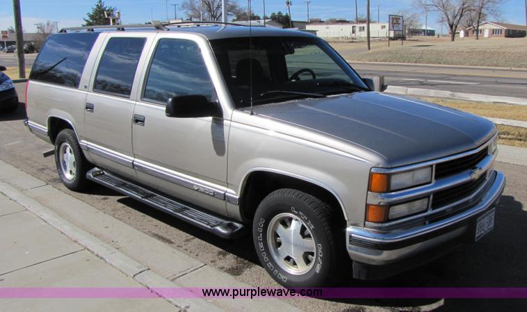 image for item 1001 1999 Chevrolet Suburban C1500 LS SUV