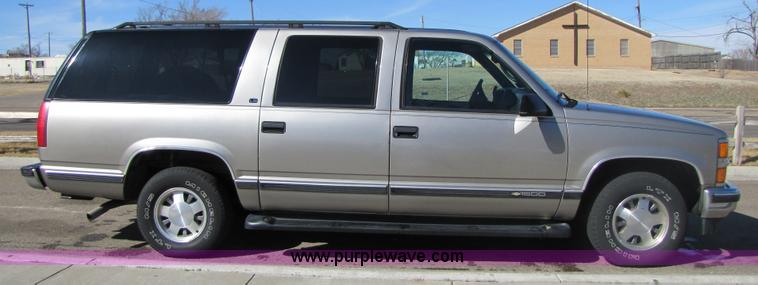 image for item 1001 1999 Chevrolet Suburban C1500 LS SUV