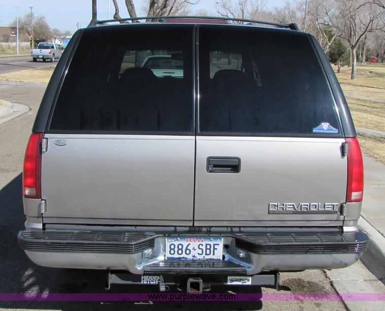 image for item 1001 1999 Chevrolet Suburban C1500 LS SUV