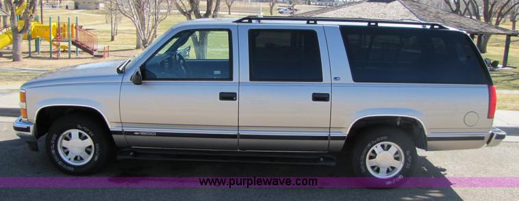 image for item 1001 1999 Chevrolet Suburban C1500 LS SUV