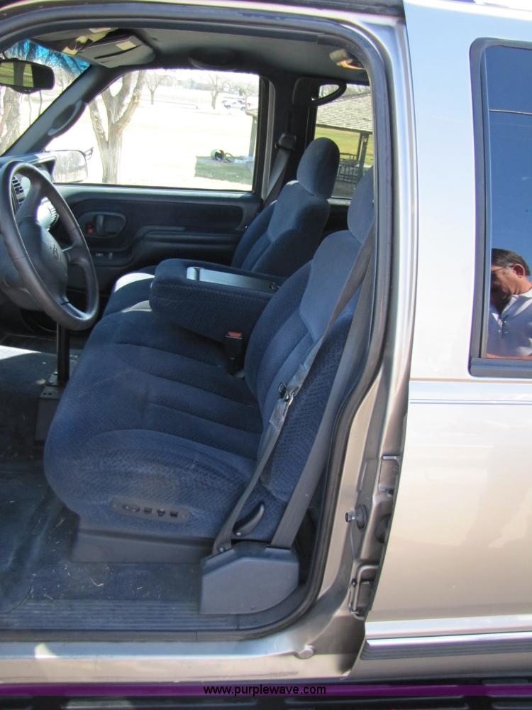 image for item 1001 1999 Chevrolet Suburban C1500 LS SUV