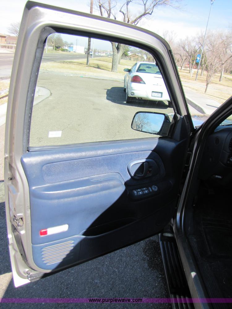 image for item 1001 1999 Chevrolet Suburban C1500 LS SUV