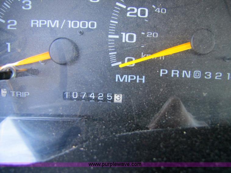 image for item 1001 1999 Chevrolet Suburban C1500 LS SUV