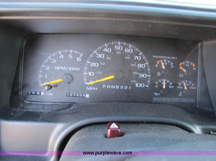 image for item 1001 1999 Chevrolet Suburban C1500 LS SUV