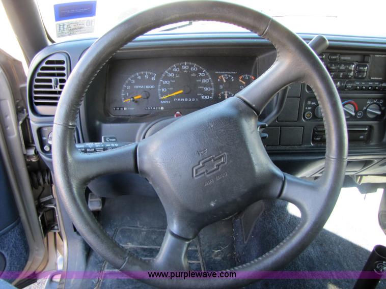 image for item 1001 1999 Chevrolet Suburban C1500 LS SUV