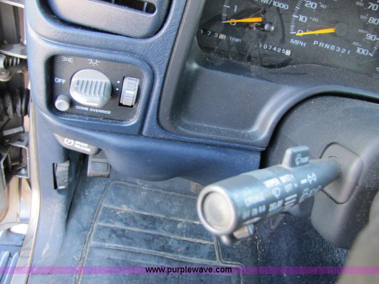 image for item 1001 1999 Chevrolet Suburban C1500 LS SUV