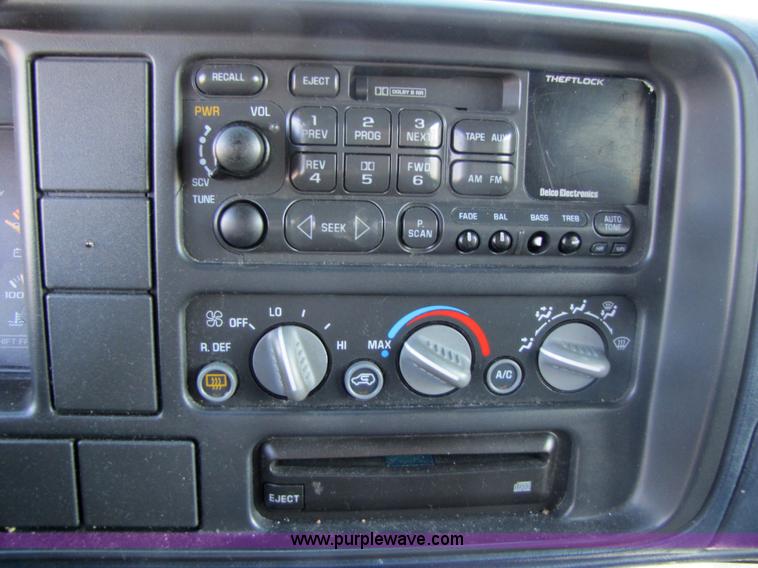 image for item 1001 1999 Chevrolet Suburban C1500 LS SUV