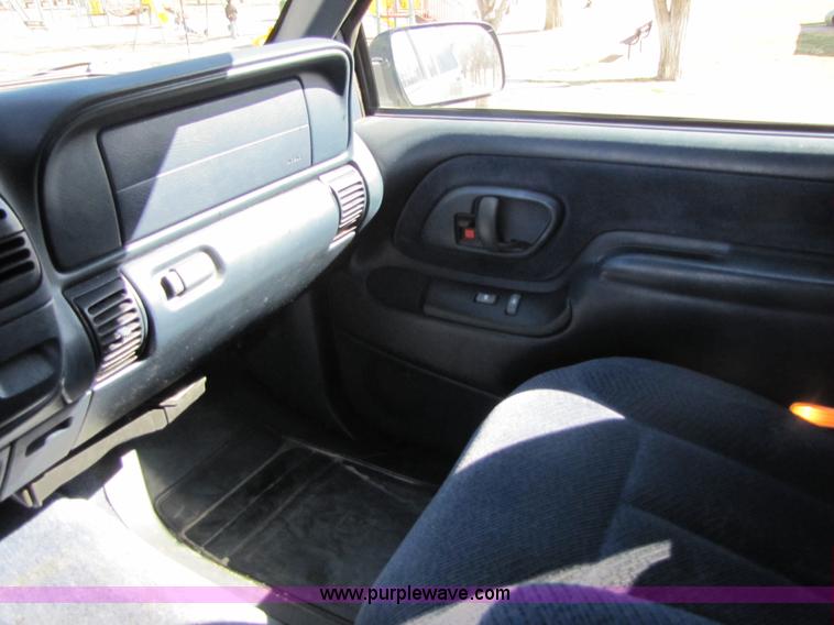 image for item 1001 1999 Chevrolet Suburban C1500 LS SUV