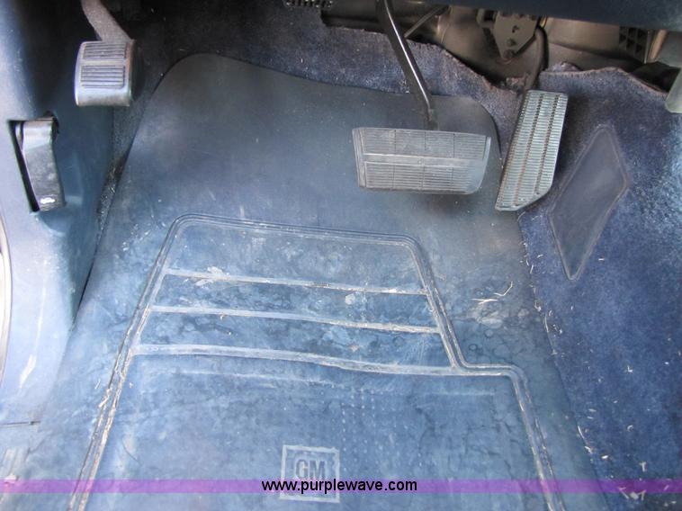 image for item 1001 1999 Chevrolet Suburban C1500 LS SUV