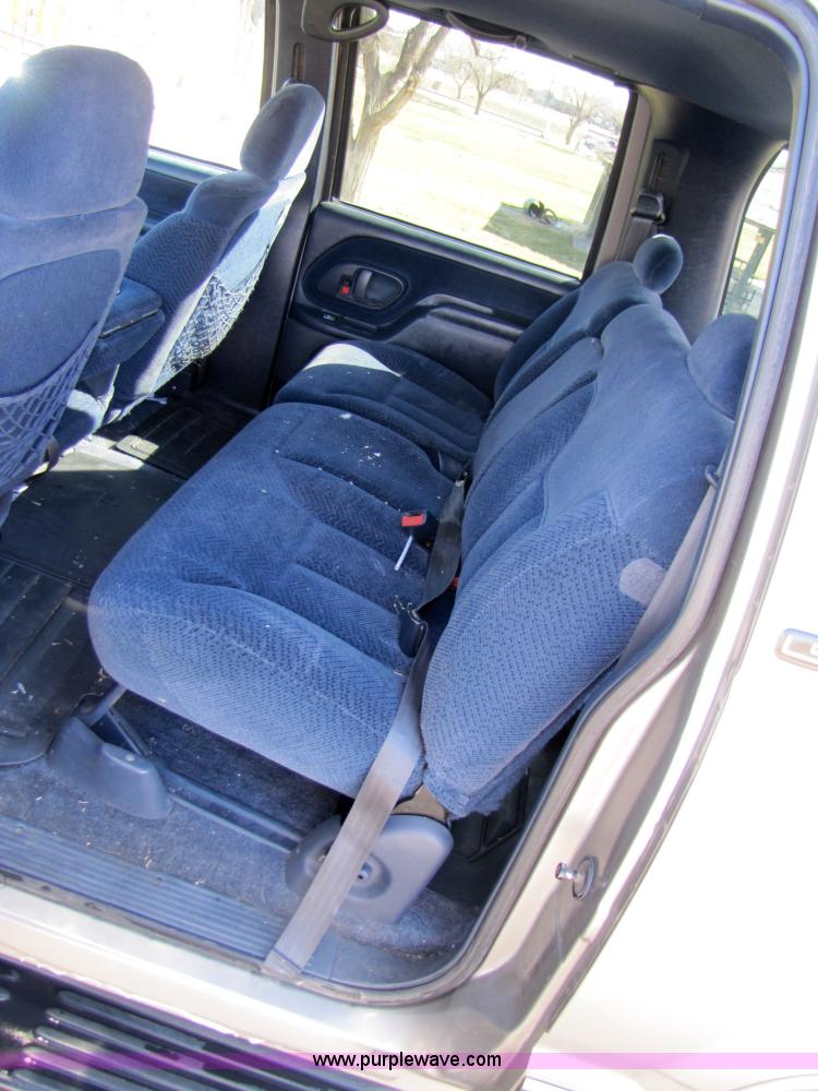 image for item 1001 1999 Chevrolet Suburban C1500 LS SUV