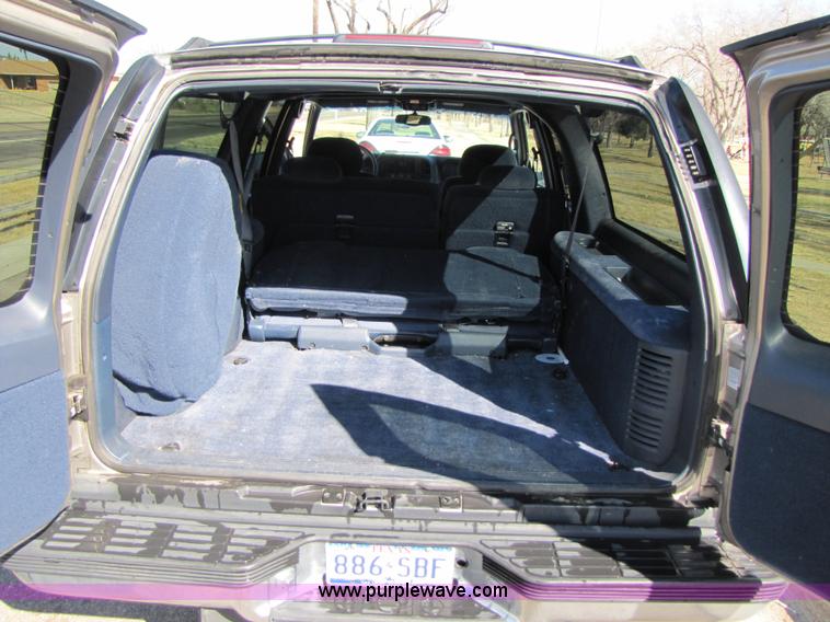 image for item 1001 1999 Chevrolet Suburban C1500 LS SUV