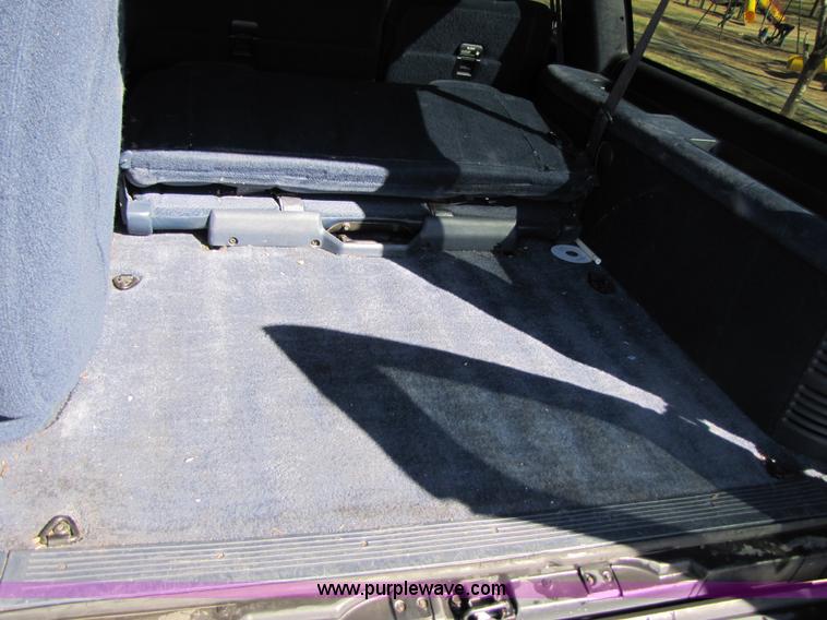 image for item 1001 1999 Chevrolet Suburban C1500 LS SUV