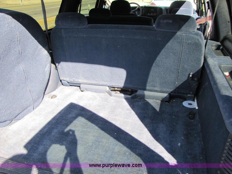 image for item 1001 1999 Chevrolet Suburban C1500 LS SUV