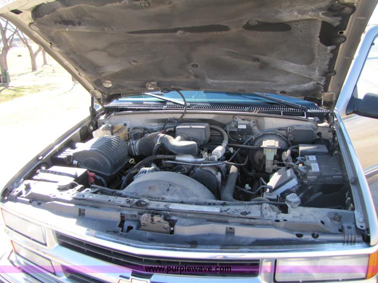 image for item 1001 1999 Chevrolet Suburban C1500 LS SUV