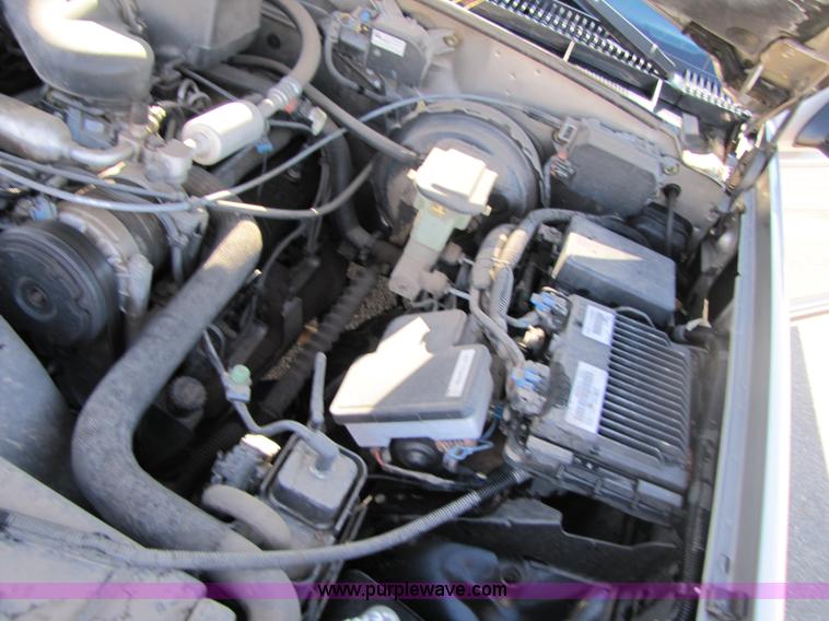 image for item 1001 1999 Chevrolet Suburban C1500 LS SUV