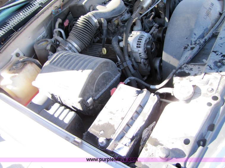 image for item 1001 1999 Chevrolet Suburban C1500 LS SUV