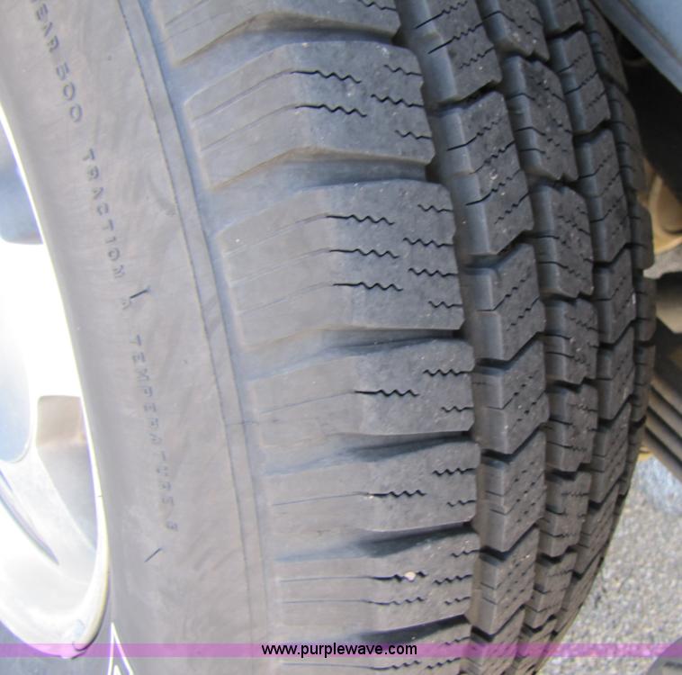 image for item 1001 1999 Chevrolet Suburban C1500 LS SUV