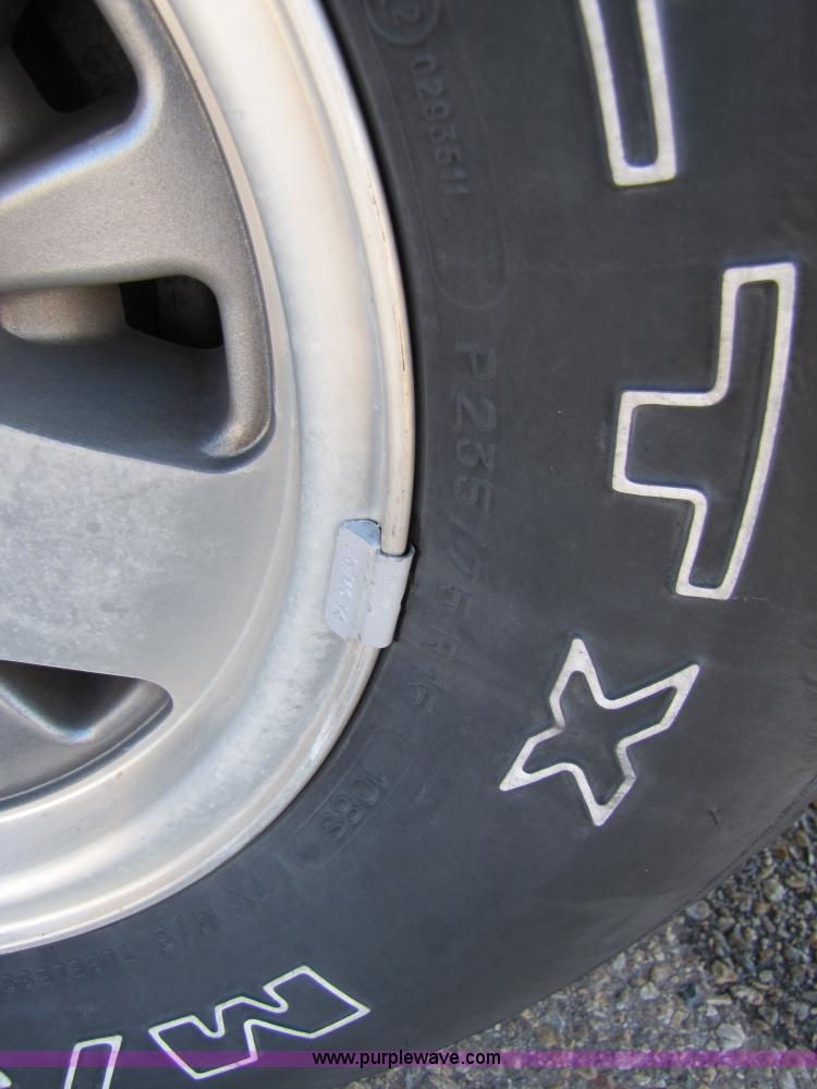 image for item 1001 1999 Chevrolet Suburban C1500 LS SUV