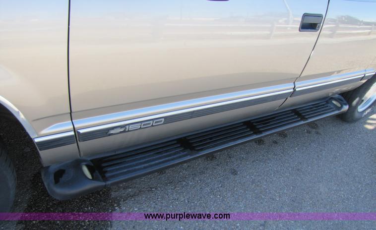 image for item 1001 1999 Chevrolet Suburban C1500 LS SUV