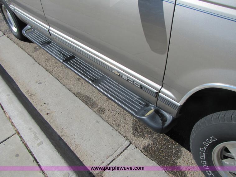 image for item 1001 1999 Chevrolet Suburban C1500 LS SUV