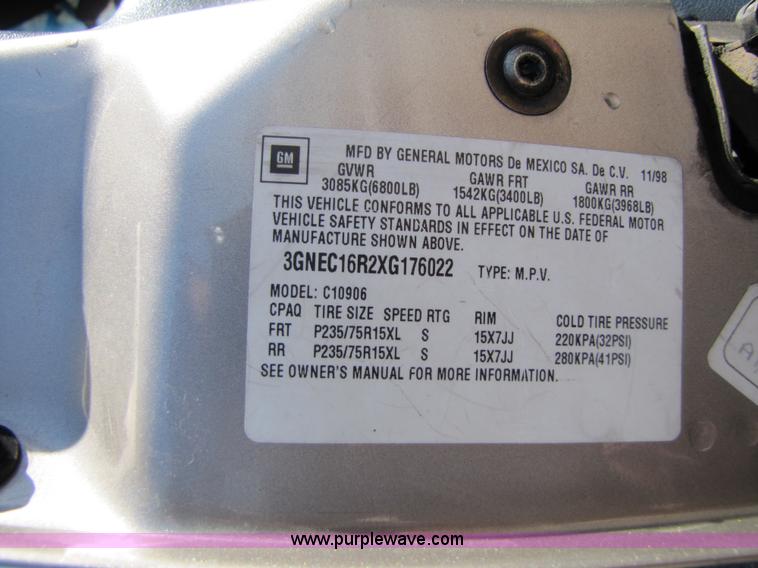 image for item 1001 1999 Chevrolet Suburban C1500 LS SUV